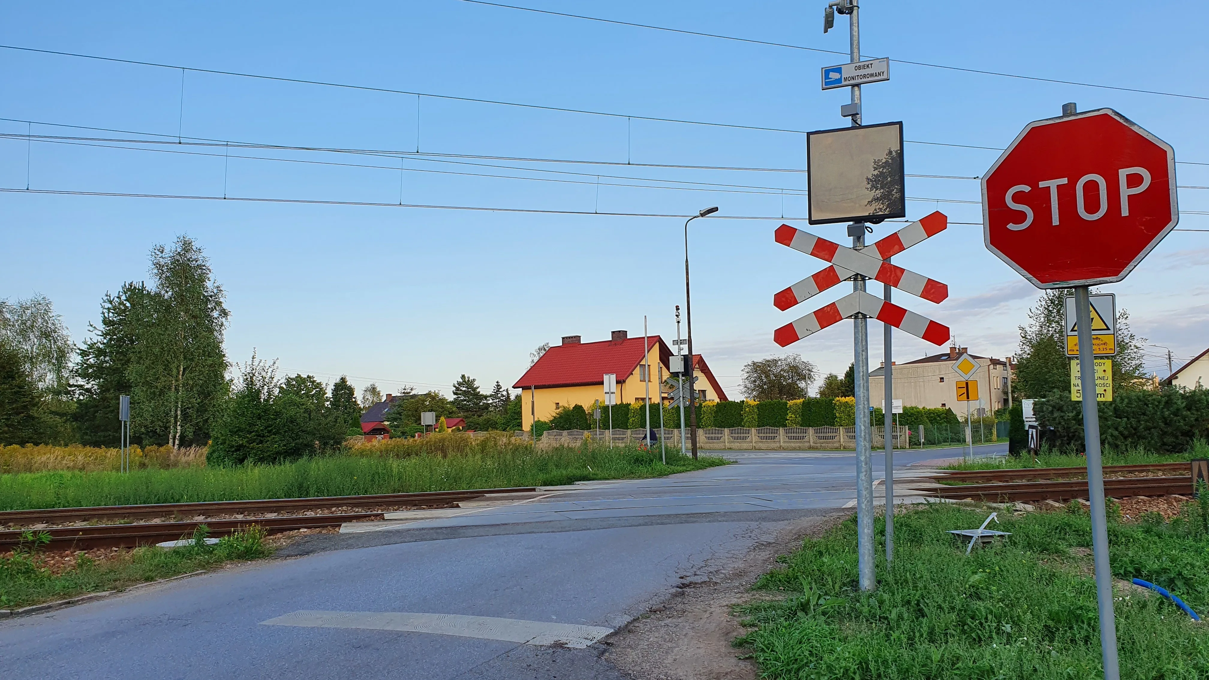 Zdjęcie do pytania: Czy dojeżdżając do tak oznakowanego przejazdu możesz spodzie...